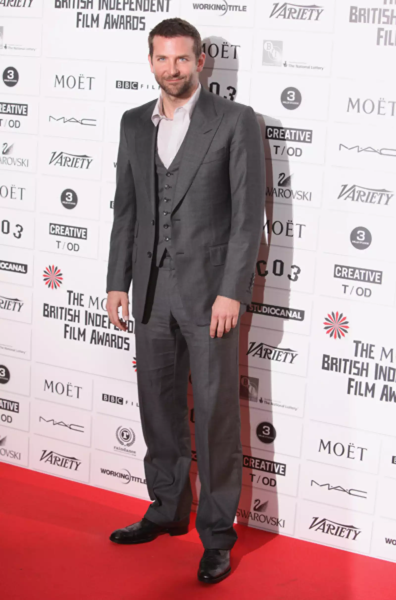 Uno de sus colores favoritos para vestir es el gris.