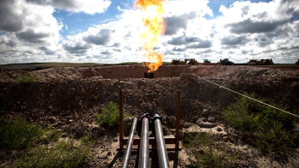 Una llamarada de gas emerge de un pozo de petr�leo en Williston, Dakota del Norte (Getty Images)