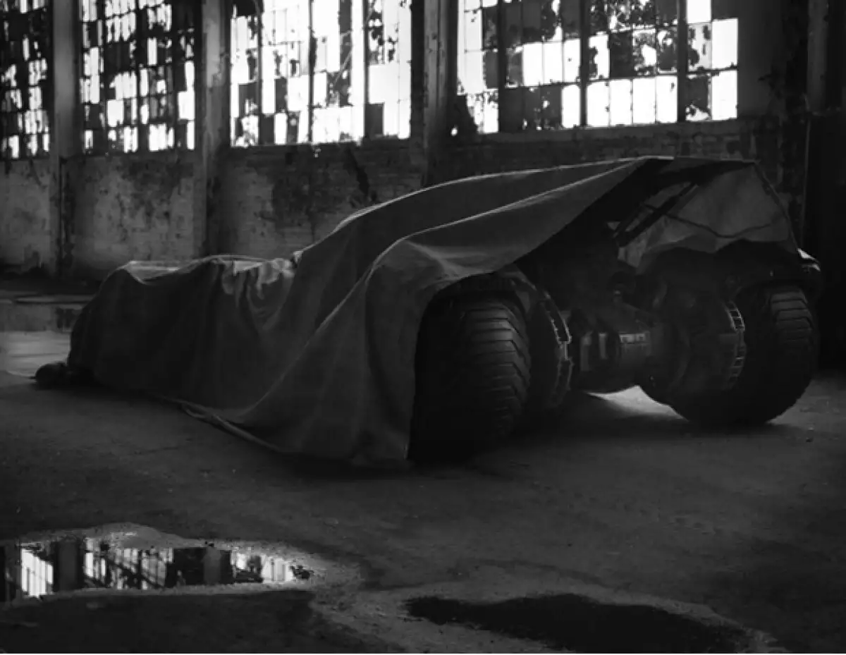 El director Zack Snyder dio a conocer a través de Twitter una foto donde aparece la nueva versión del Caballero de Noche junto a su Batimóvil.