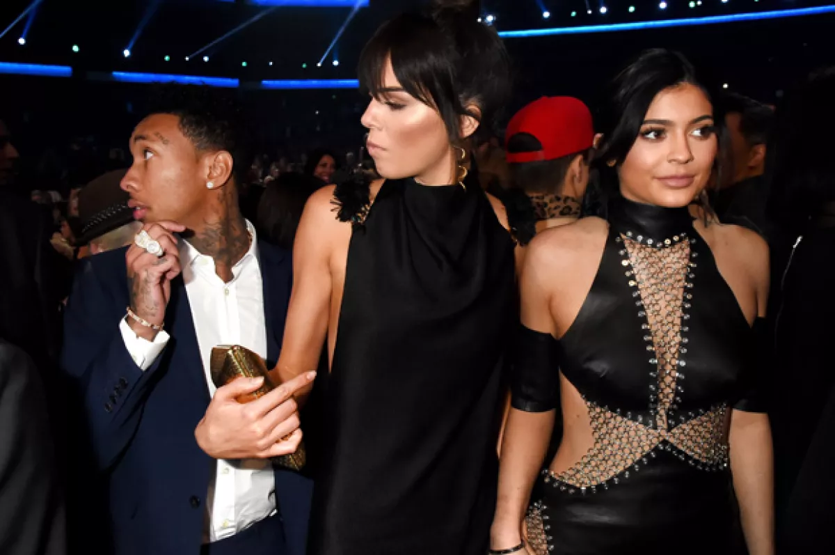 Aunque no posaron juntos, Kylie y Tyga sí estuvieron juntos en los AMA. Posteriormente se fueron juntos, y tomados de la mano, al afterparty que realizó Justin Bieber.