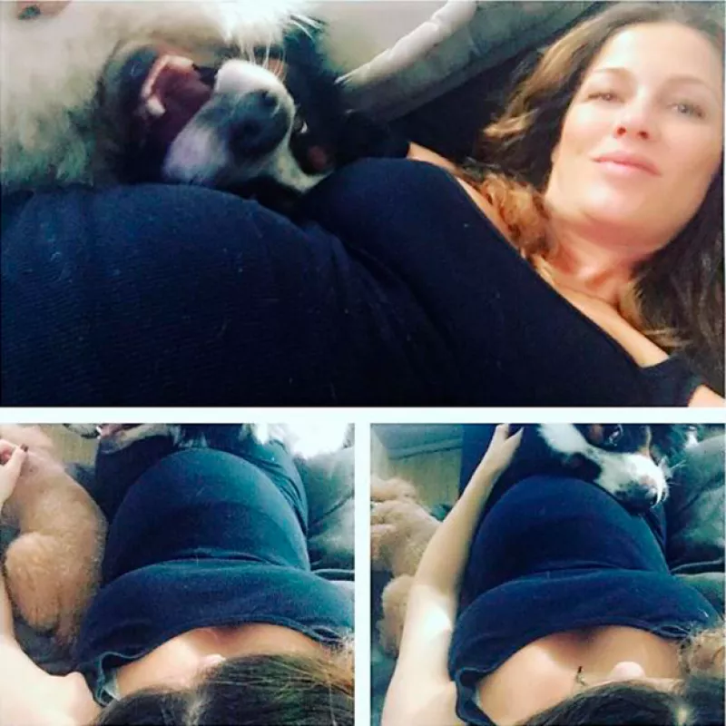 La modelo compartió en redes sociales una fotografía en la que luce ya un crecido baby bump.