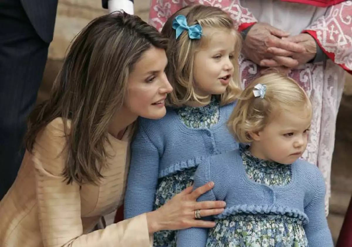 Las más aplaudidas fueron las hijas de los Príncipes, Leonor y Sofía, vestidas ambas con un vestido de flores y una rebeca torera azul.