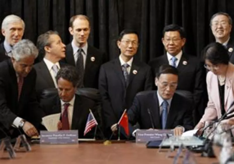 El secretario del Tesoro de EU, Timothy Geithner, y el viceprimer ministro chino, Wang Qishan, firmaron el acuerdo. (Foto: Reuters)