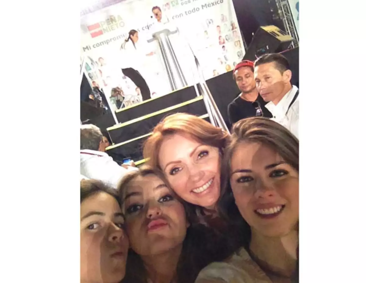 Con sus hermanas en campaña.