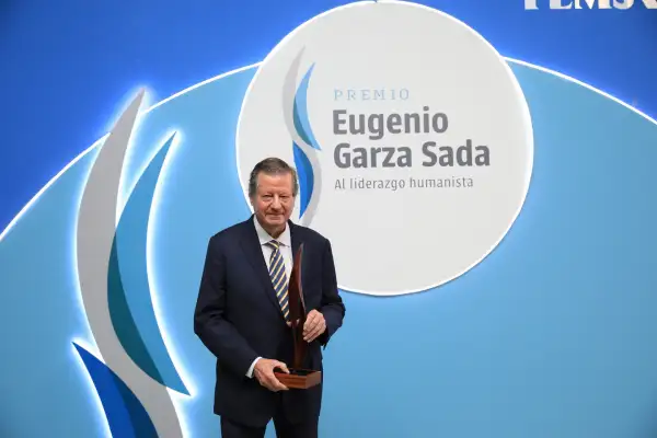 Eric Hágsater Gartenberg empresario sostiene su premio.jpeg