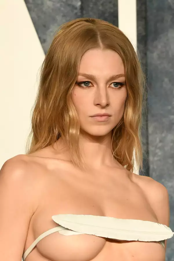 Hunter Schafer apostó por un beauty look discreto para que la pluma fuera el centro de atención de su look.