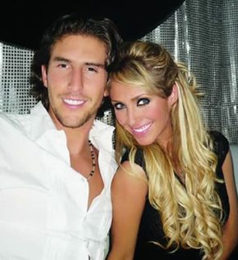 Después de un año de ser la pareja perfecta, la actriz, de 25 años, y el empresario, mejor conocido entre sus amigos como “Rata”, de 26, terminaron su relación hace tres semanas.