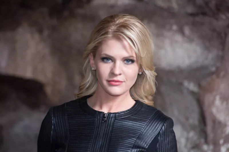 Theresa Vail, ex reina de belleza y conductora de televisión, fue acusada de matar ilegalmente a un oso grizzly e intentar ocultar el hecho.