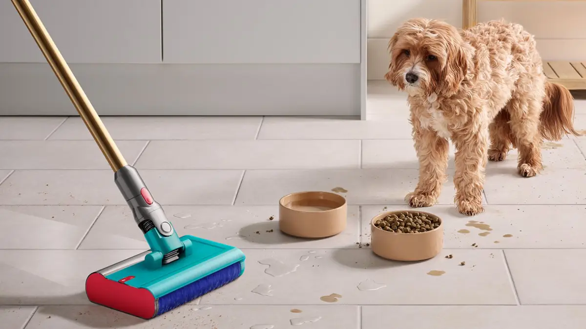 foto de la aspiradora dyson v15 detect submarine junto a un perrito con sus platitos de comida