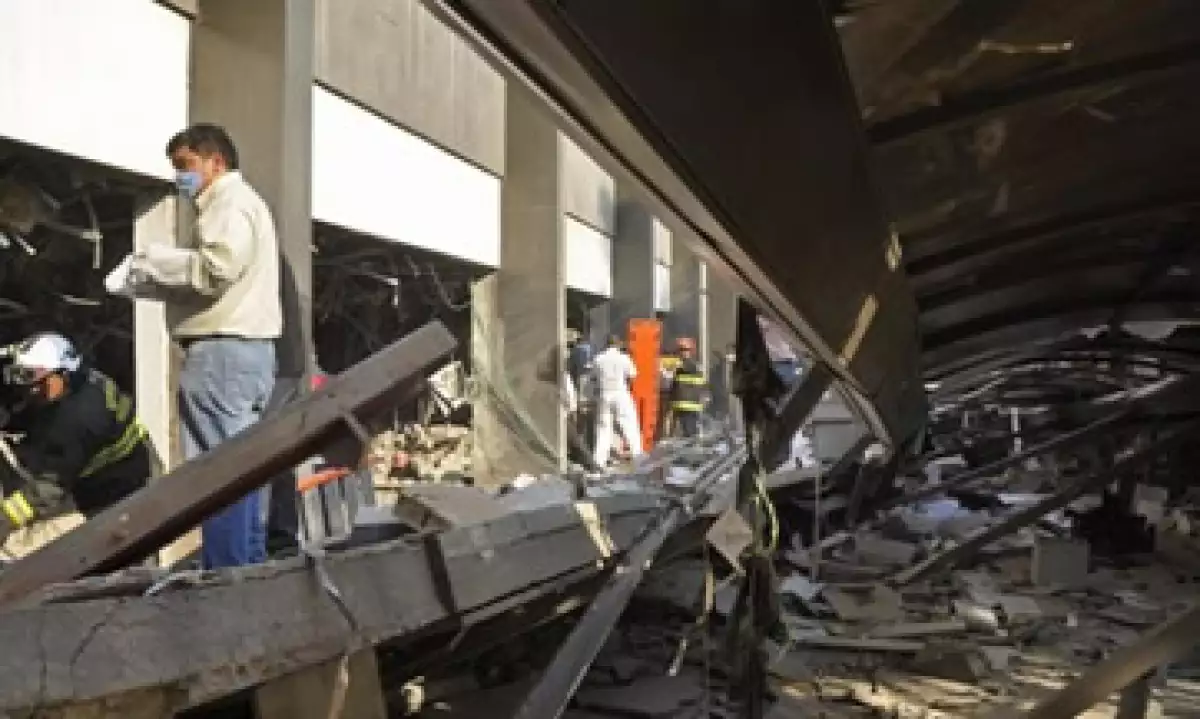 Inicialmente la explosión dejó a trabajadores de Pemex atrapados. (Foto: AP)