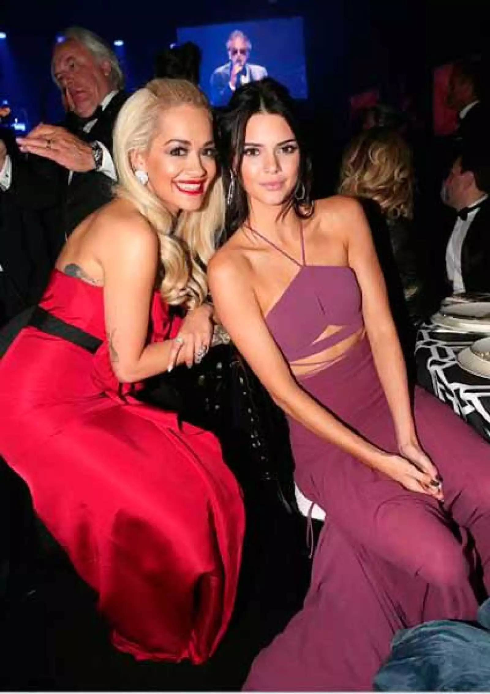Rita Ora y Kendall Jenner, esta últimas una de las mejor vestidas de la noche.