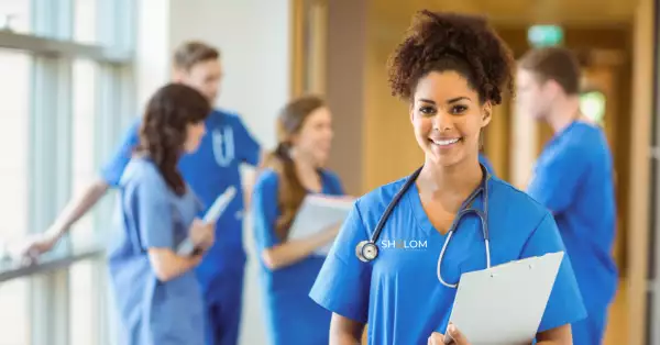 Enfermeras y personal médico con uniformes azules.