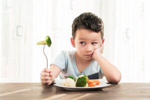 niño y comida saludable
