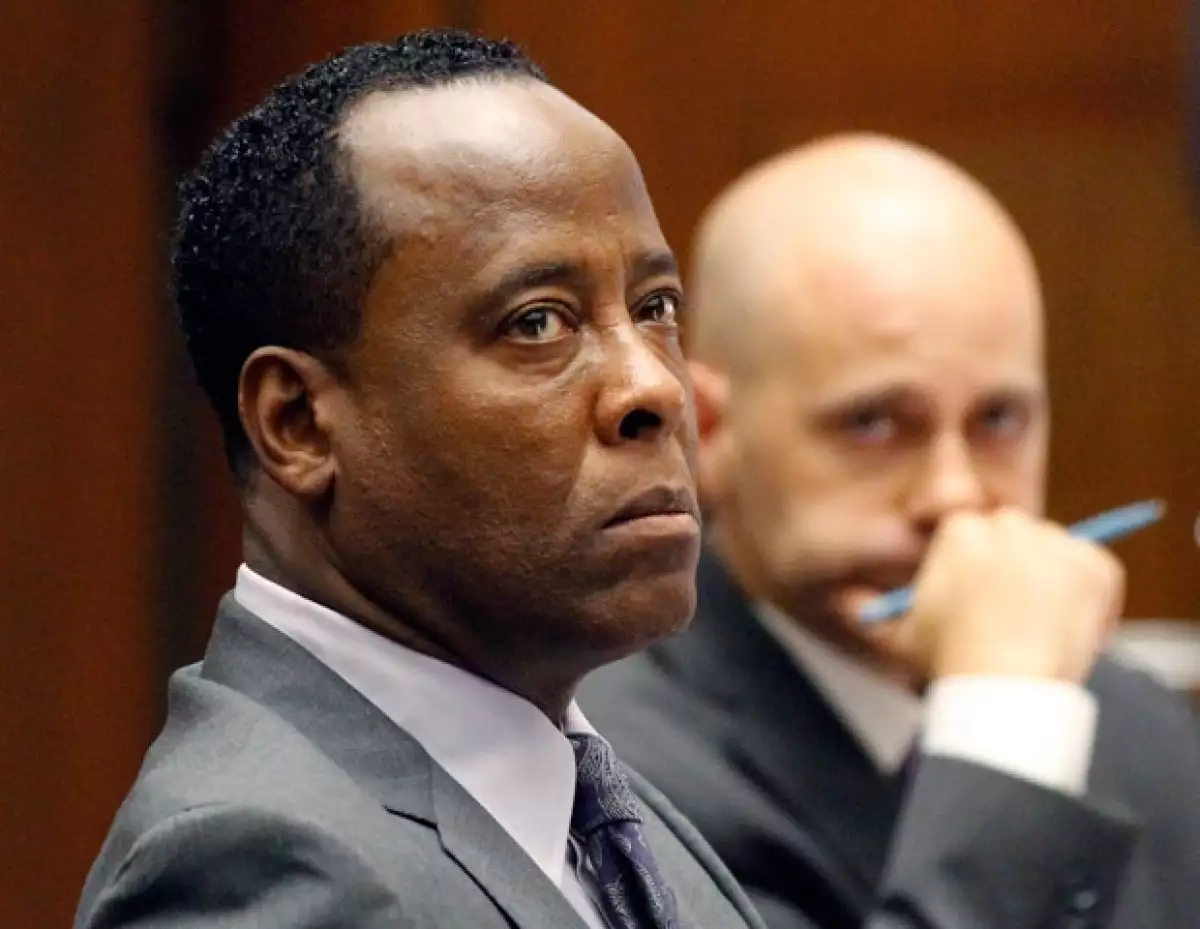 Conrad Murray fue sentenciado a 4 años de prisión y la suspensión definitiva de su licencia médica.