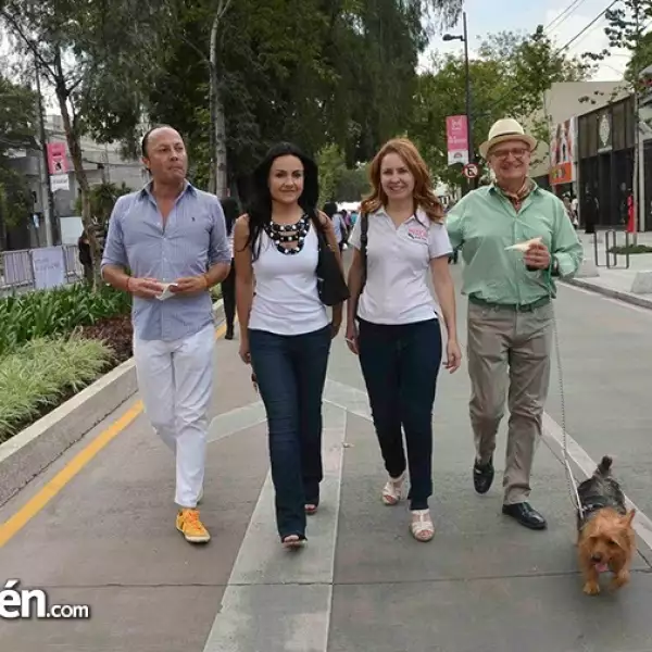 Gonzalo Cortes,Brenda y Connie Estefan con José Luis Espinosa