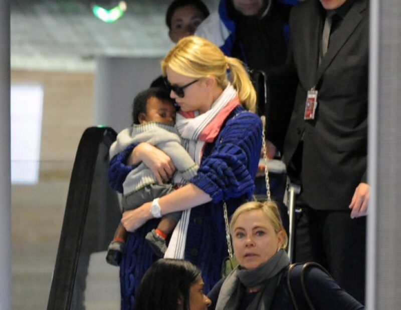 Charlize se mostró como una madre muy protectora.