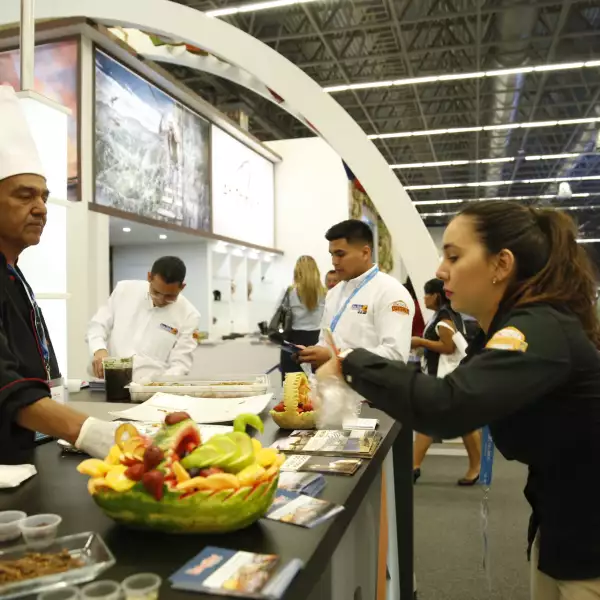 Algunos de los pabellones ofrecen muestras de cochinita pibil, fruta, vaporcitos y empanadas.