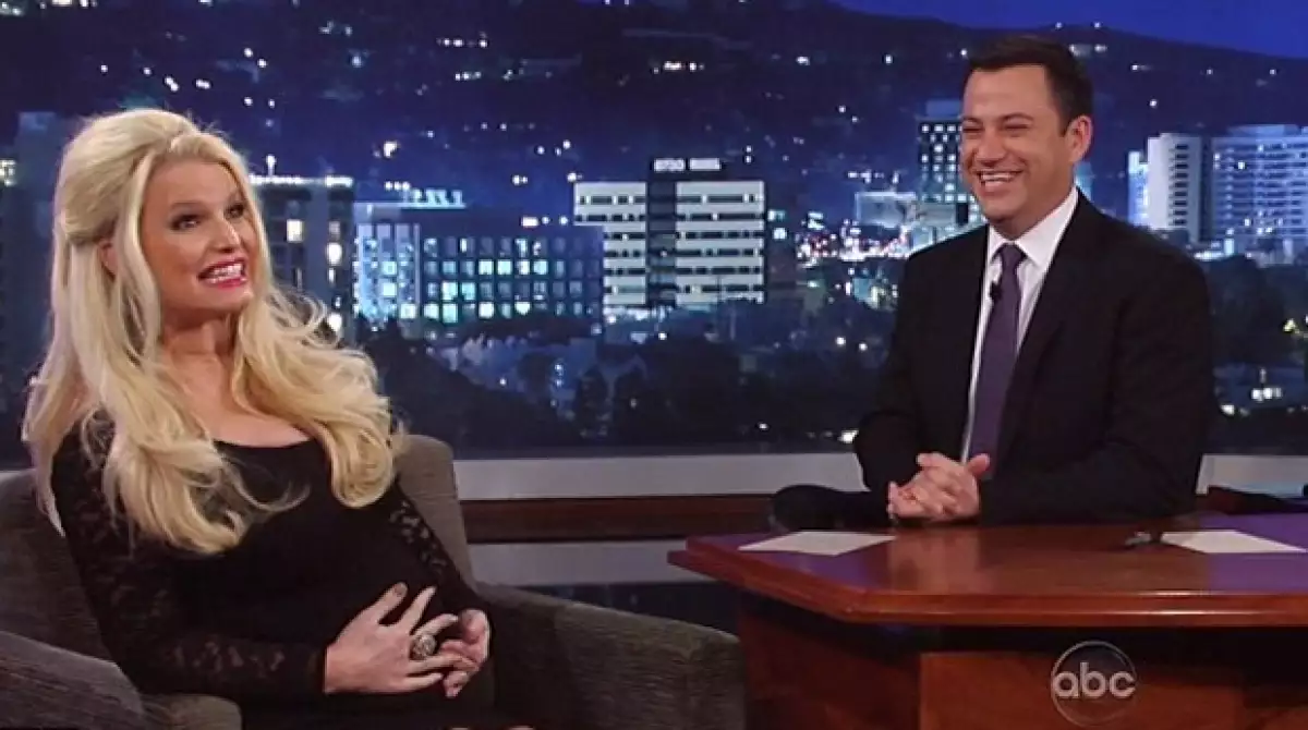 A pesar de que antier la empresaria se hizo la difícil con Ellen DeGeneres, el comediante Jimmy Kimmel le sacó toda la verdad, sobre el sexo de su futuro bebé.