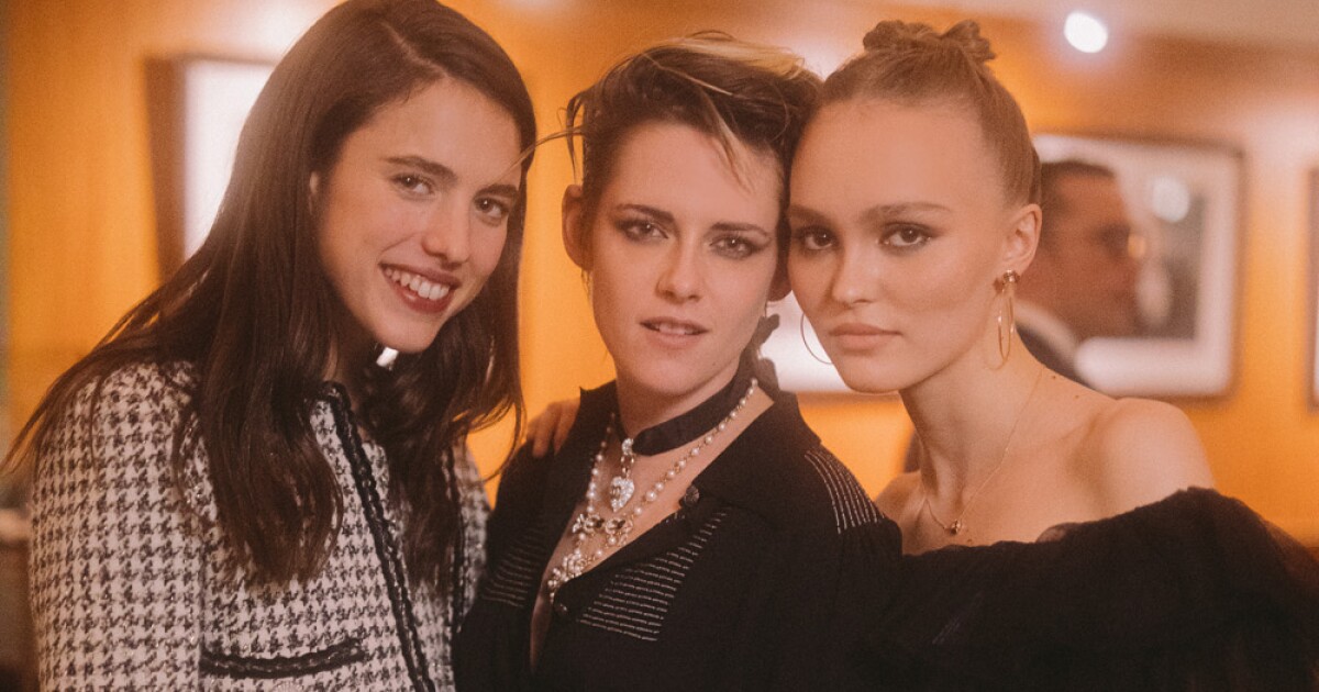 Margaret Qualley, Kristen Stewart y Lily Rose Depp en after party de Chanel