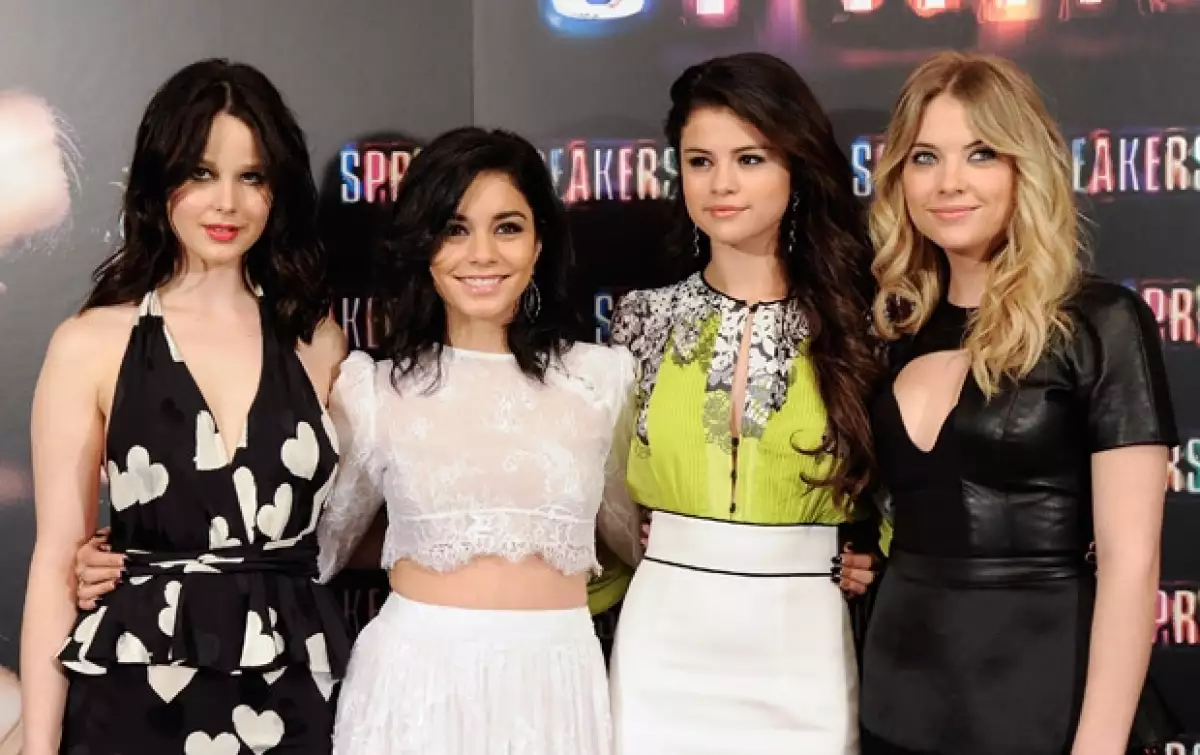 La actriz se encuentra en Europa promocionando su nueva película “Spring Breakers” junto a sus amigas Vanessa Hudgens, Rachel Korine y Ashley Benson.
