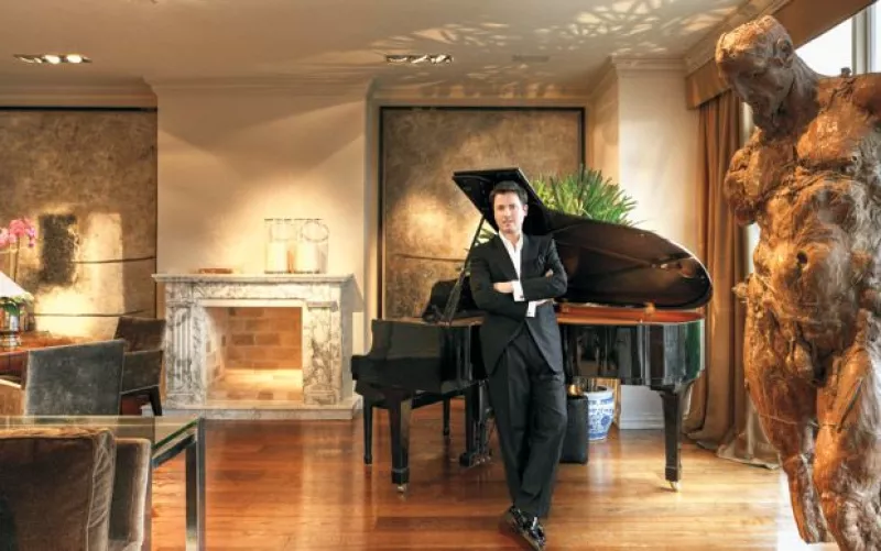 El reconocido arquitecto e interiorista mexicano nos mostró los espacios favoritos de su casa y nos platicó sobre su recién lanzada línea de productos para el hogar.