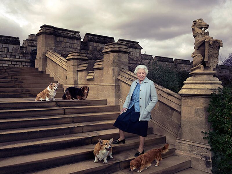 Una foto con sus perros tampoco podía faltar en el aniversario de la reina.