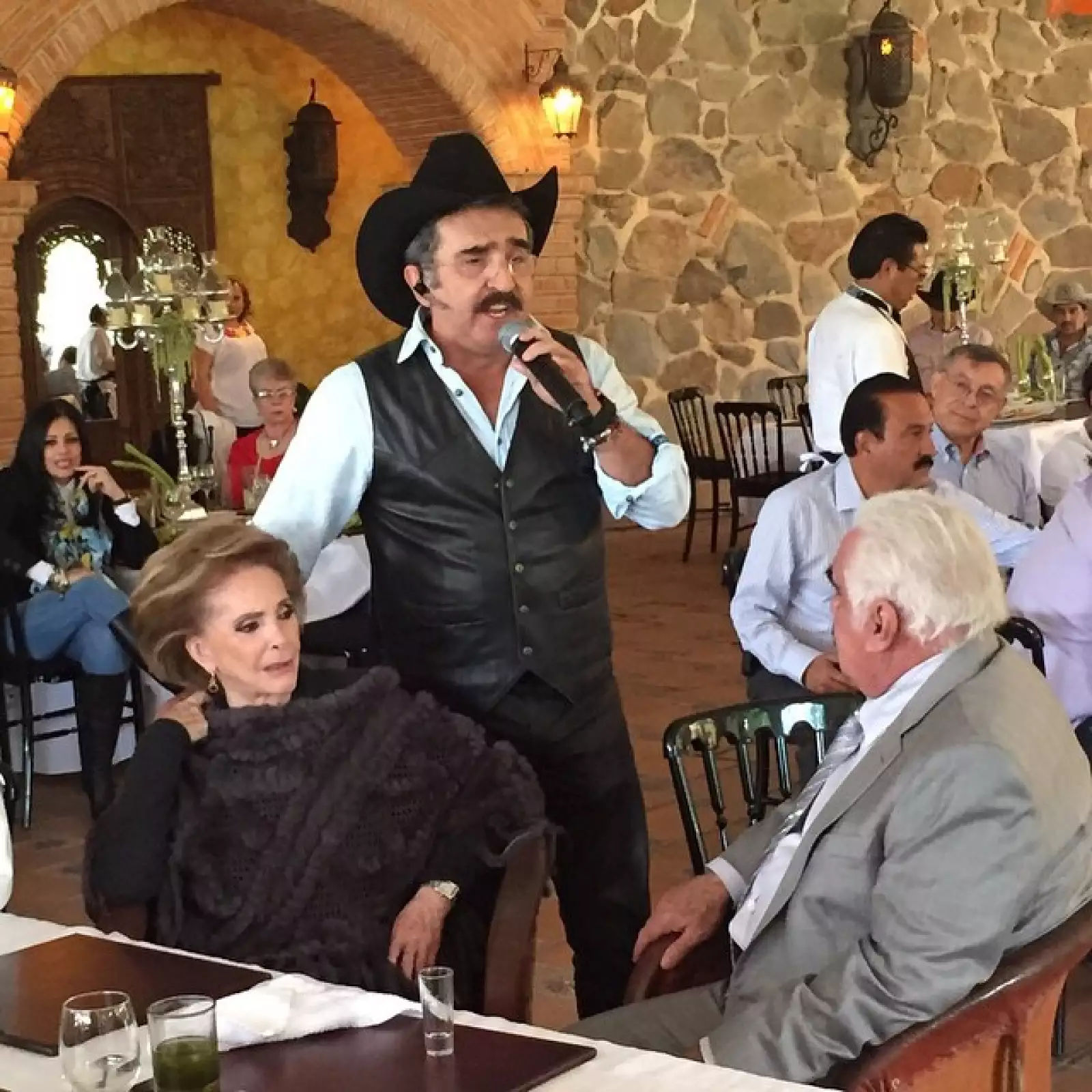 Vicente Jr. cantando a su padre en su cumpleaños número 75.