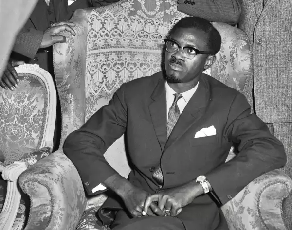 El político congoleño y líder independentista Patrice Lumumba, Primer Ministro de la República Democrática del Congo, sentado en un sillón, Reino Unido, 25 de julio de 1960.