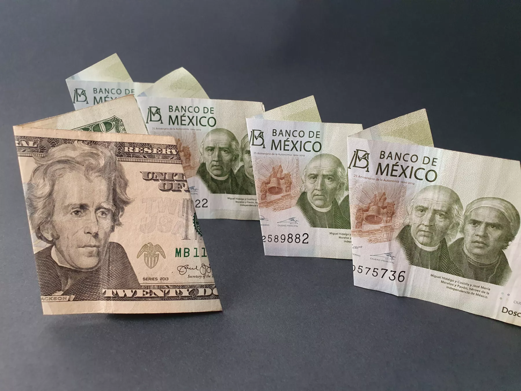 Peso pierde terreno ante fortalecimiento global del dólar