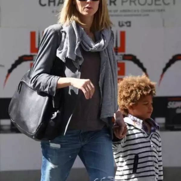 Heidi Klum y una bolsa oscura más discreta camina con sus hijo en las calles de Soho, Nueva York.