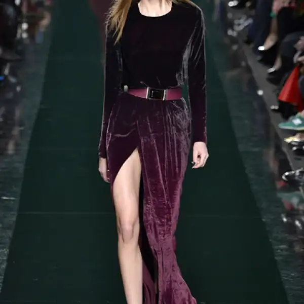 Elie Saab  Manteniendo la filosofía chic y glamourosa en diseños que le pueden quedar a cualquiera. Esta vez los tonos negro y vino fueron los protagonistas.
