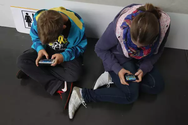 Niños celular