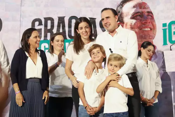 Manolo Jiménez, candidato a gobernador de Coahuila por el PRI-PAN-PT se declaró ganador tras concluir la jornada electoral.