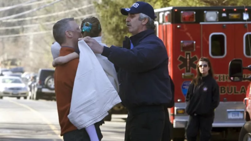 un padre recoge a su escuela de la primaria sandy hook