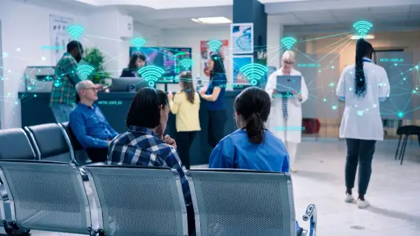 imagen de personas en una sala de hospital con logos de wifi ilustrativos. 