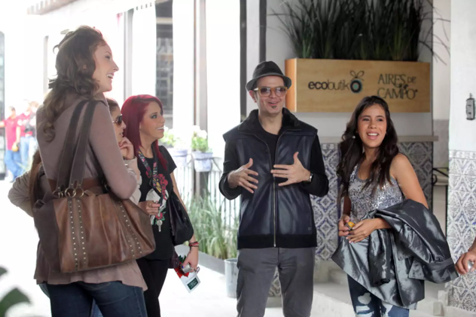Aleks Syntek con sus alumnas.