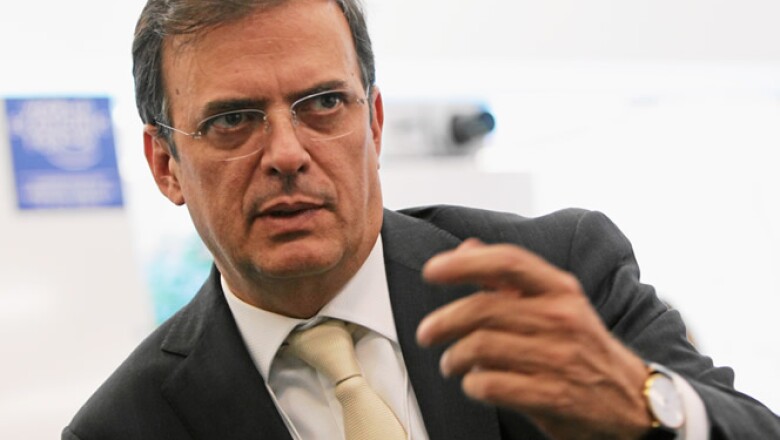 El Jefe de Gobierno del DF, Marcelo Ebrad, hablando en la mesa “¿Megaregiones o Megaproblemas?”.