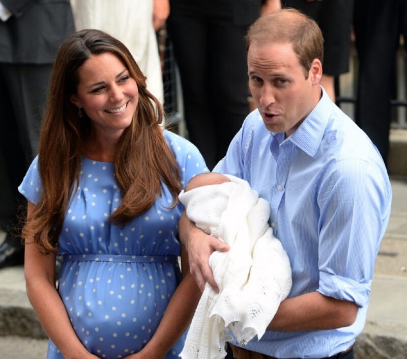La nueva familia a la salida del hospital St. Mary's de Londres.