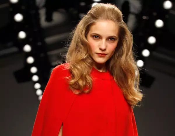 Una modelo muestra una creación de la diseñadora Issa London durante la Semana de la Moda en Londres.