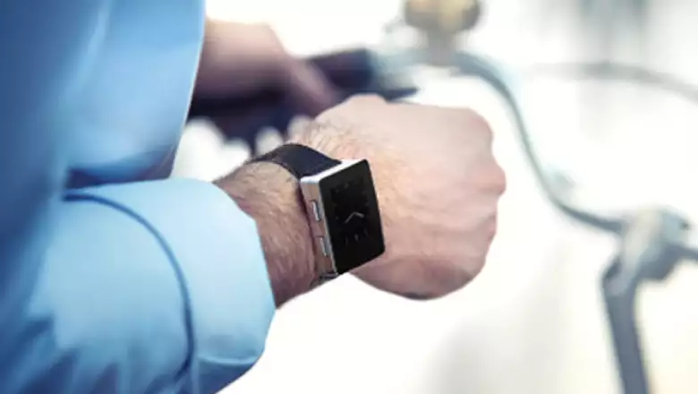 Este reloj mide constantemente el ritmo cardiaco, funciona como podómetro y está disponible con correa de piel en color negro o café.