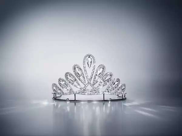 2025_Swarovski_Vienna Opera Ball_Tiara_72DPI_RGB.jpg