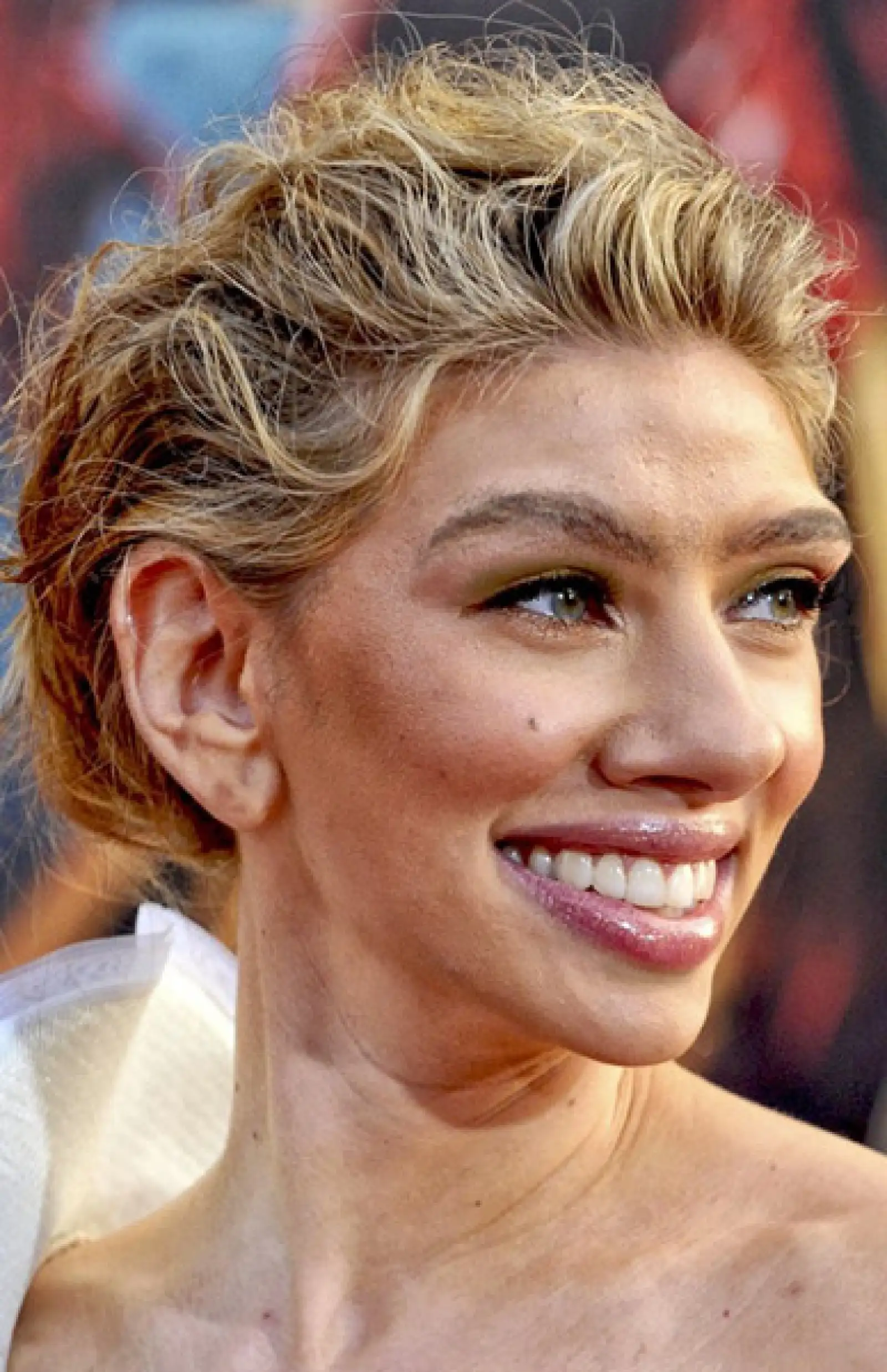 La joven actriz y cantante Scarlett Johansson poseería una belleza exótica, pero con su singular sonrisa.