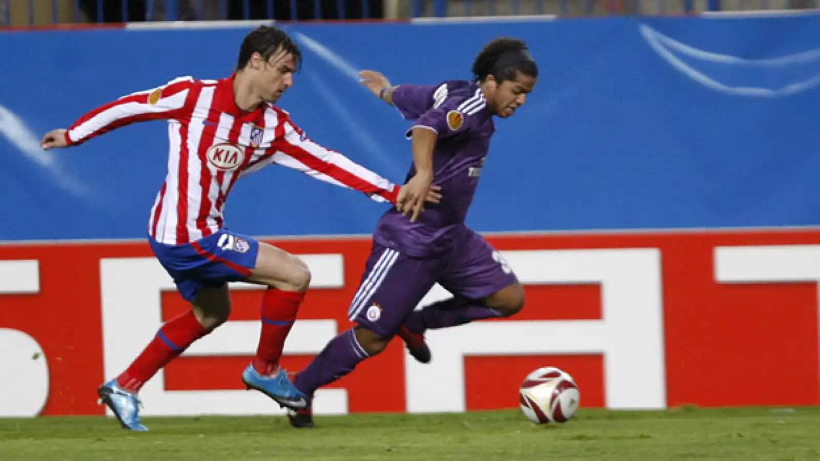 Giovani dos Santos, atacante del Galatasaray de Turquía (a la derecha), es de la generación que en 2005 fue campeona del mundial sub-17