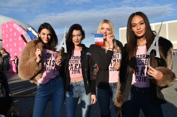 KEndall rumbo a París con VS