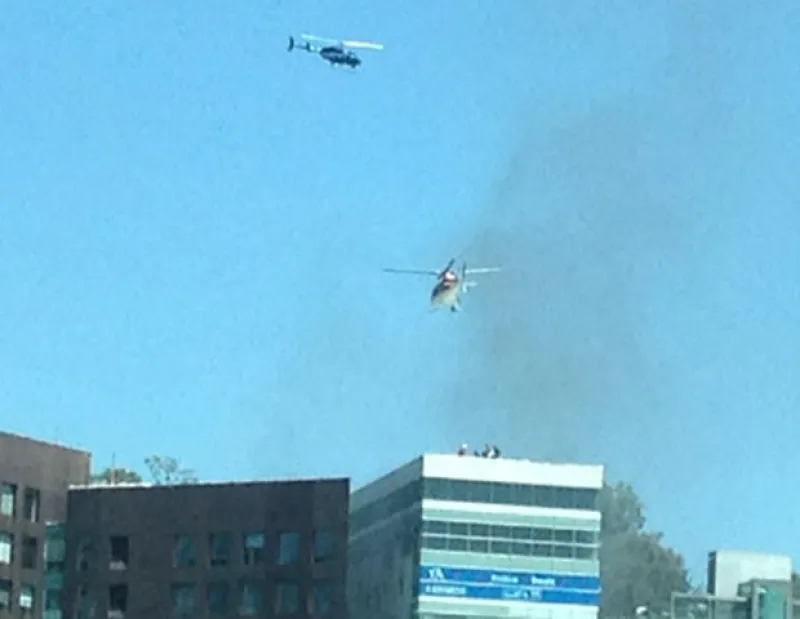 Personal del Grupo Relámpago del Estado de México y de la Secretaría de Seguridad Pública rescataron en helicópteros a las personas que se habían refugiado en la azotea del edificio.