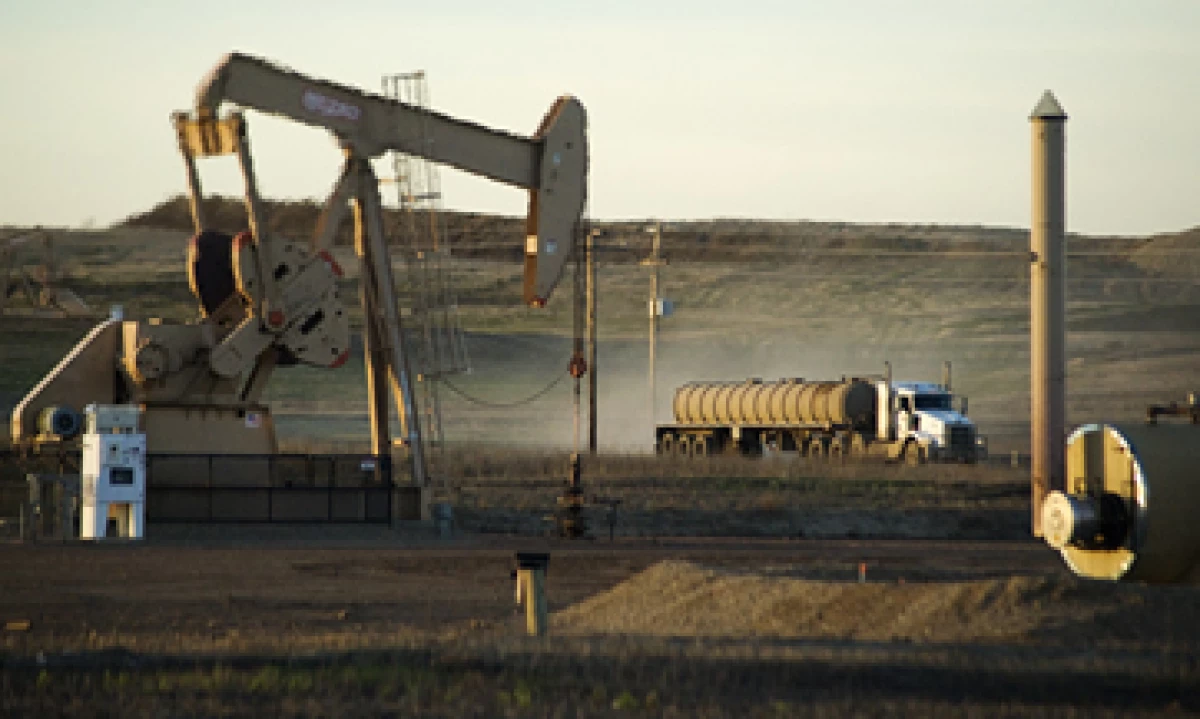 Panorámica de un campo de extracción en Dakota del Norte (Foto: Reuters/Archivo)