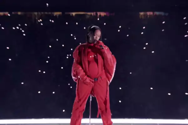 Rihanna muestra su pancita de embarazada Super Bowl