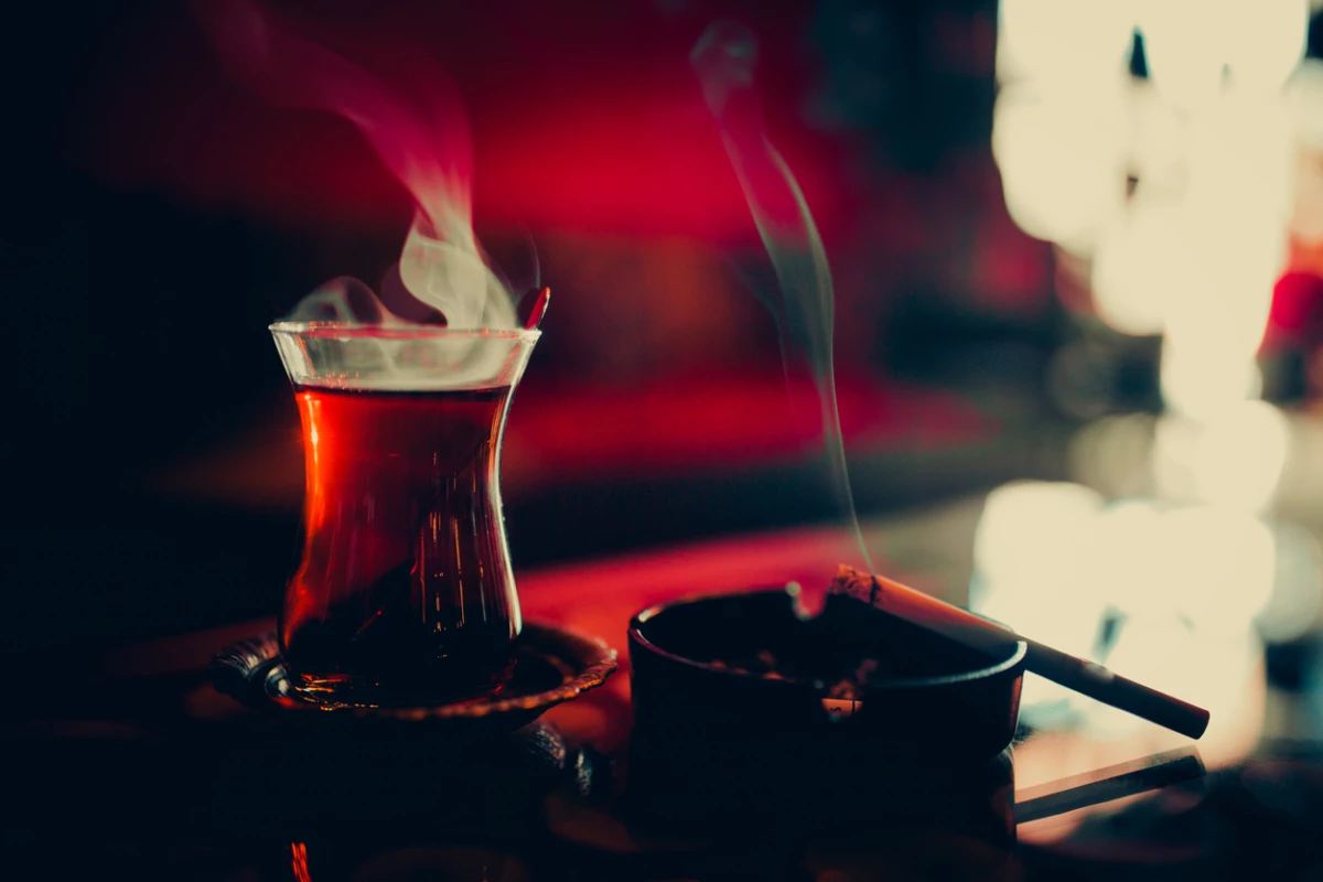 té y cigarro