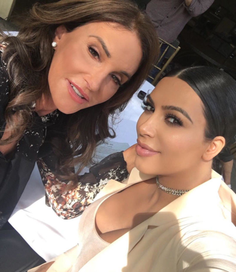 Kim bromeó con Caitlyn publicando si sería en realidad su cumpleaños 66 o su cumpleaños número uno.