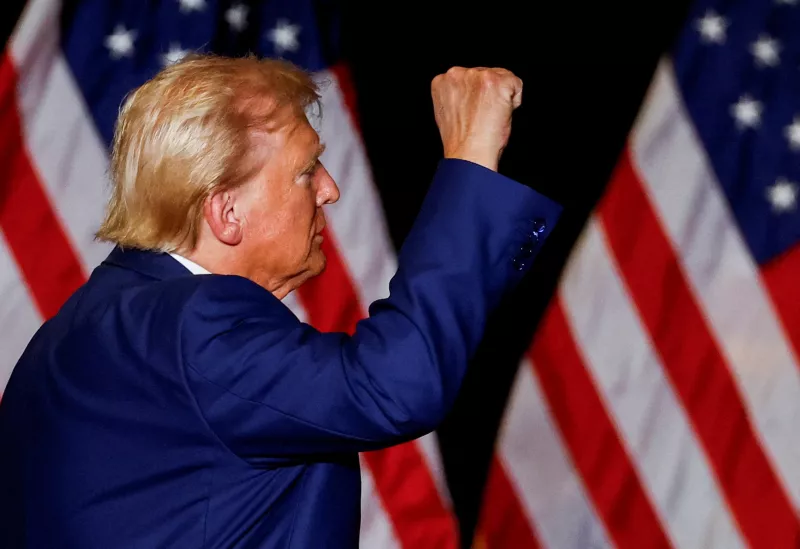 El candidato presidencial republicano y ex presidente de los Estados Unidos, Donald Trump, hace gestos en un mitin en Las Vegas, Nevada, EE. UU. el 13 de septiembre de 2024.